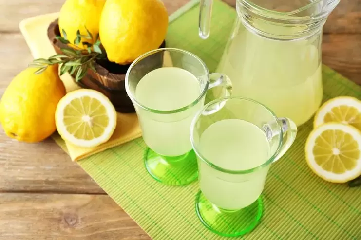 آب لیمو برای نوشیدن رژیم غذایی
