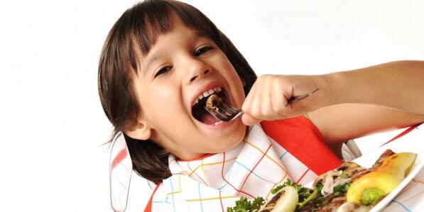 کودک در رژیم غذایی مبتلا به پانکراتیت سبزیجات می خورد