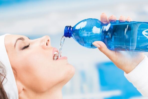 با نوشیدن آب فراوان می توانید در یک هفته از شر 5 کیلوگرم اضافه وزن خلاص شوید