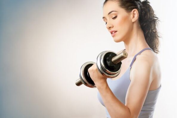 تمرینات بدنی با دمبل به روند کاهش وزن 5 کیلوگرم در 7 روز کمک می کند