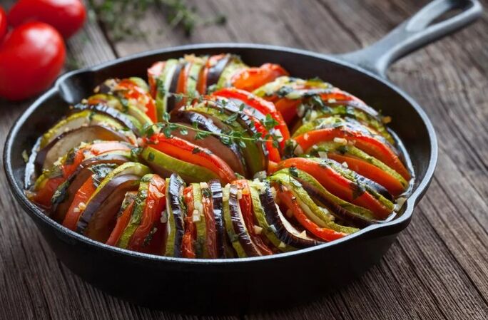 با گوجه فرنگی و کدو سبز چاشنی بزنید